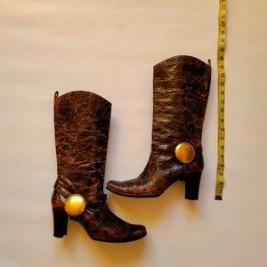 DOLCHE & CABANA WOMENS DISTRESSED LEATHER BOOTS WITH GOLD EMBELISHMENT SIZE 38.5